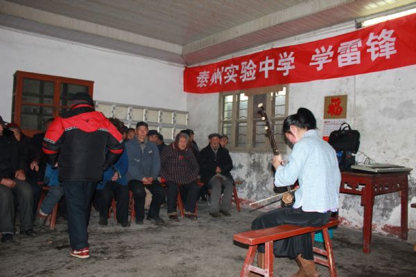 “學(xué)雷鋒，獻(xiàn)愛心”活動走進(jìn)泰州市寺巷鎮(zhèn)敬老院