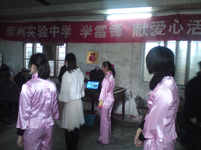 “學(xué)雷鋒，獻(xiàn)愛心”活動走進(jìn)泰州市寺巷鎮(zhèn)敬老院