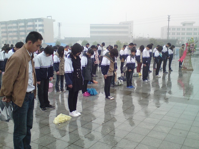 緬懷革命先烈，弘揚(yáng)民族精神—3月30日泰州實(shí)驗(yàn)中學(xué)清明節(jié)祭掃活動(dòng)