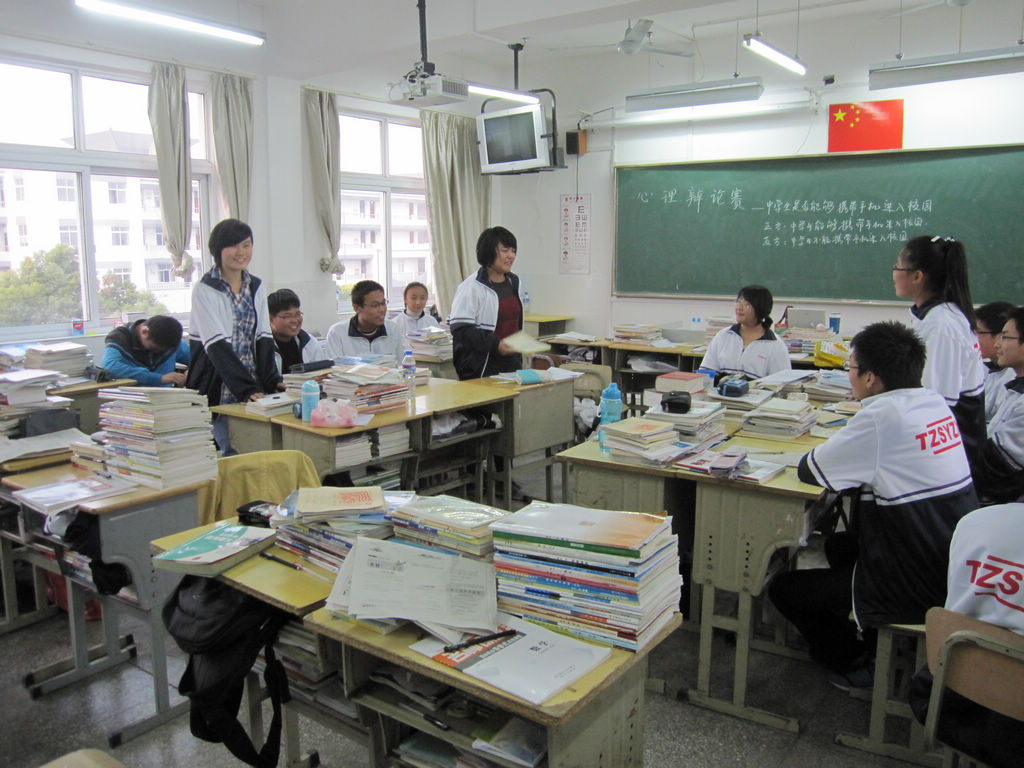 校馨心苑心理社團舉行“中學(xué)生能否帶手機進(jìn)校園”辯論賽