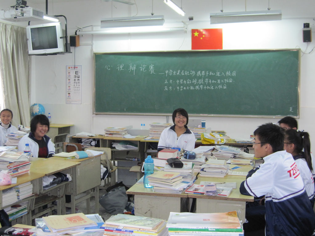 校馨心苑心理社團舉行“中學(xué)生能否帶手機進(jìn)校園”辯論賽