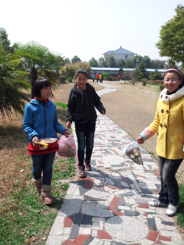 學(xué)校組織志愿者開(kāi)展義務(wù)撿垃圾行動(dòng)