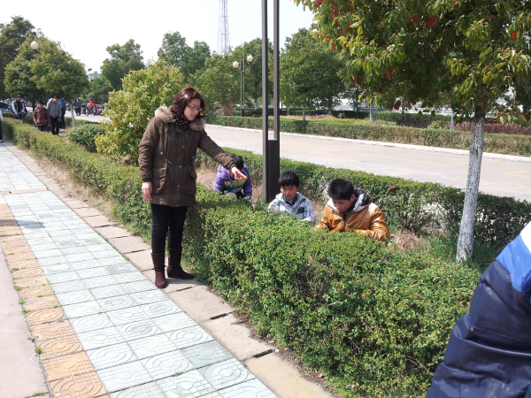 學(xué)校組織志愿者開(kāi)展義務(wù)撿垃圾行動(dòng)