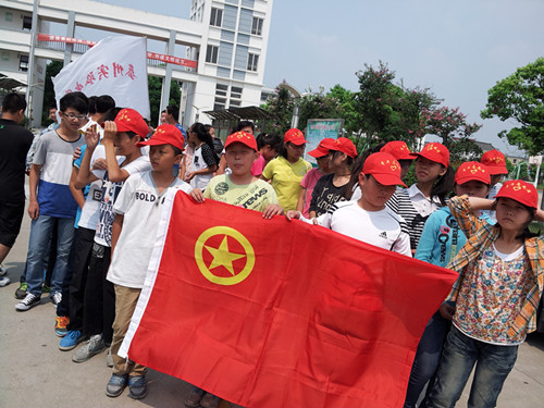 我校志愿者開展拔草活動(dòng)