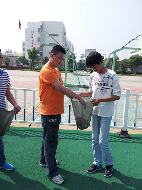 開展校園義務撿垃圾活動