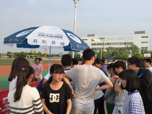 小愛長存?大愛無疆——泰州實驗中學(xué)微心愿活動之愛心義賣