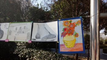 我校繪彩社團開展美術(shù)畫展活動